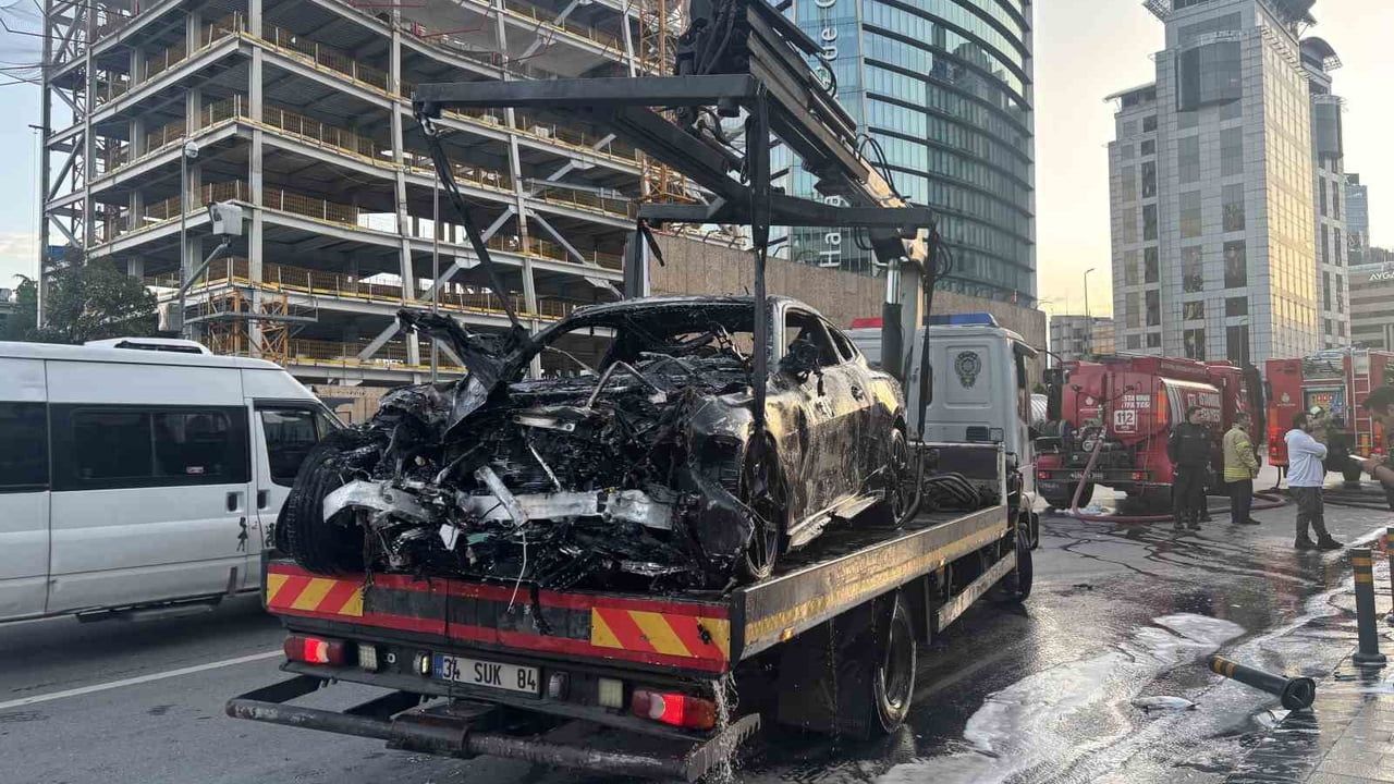 Şişli'de lüks araç dükkâna girdi, araç ve dükkan yandı: 2 yaralı