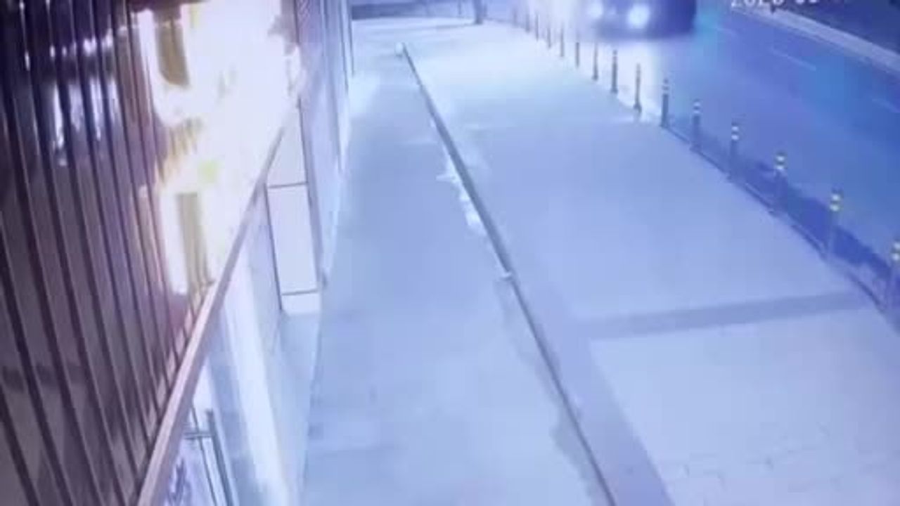 Şişli'de lüks otomobil kontrolden çıkarak dükkâna daldı; güvenlik kamerası görüntüleri ortaya çıktı