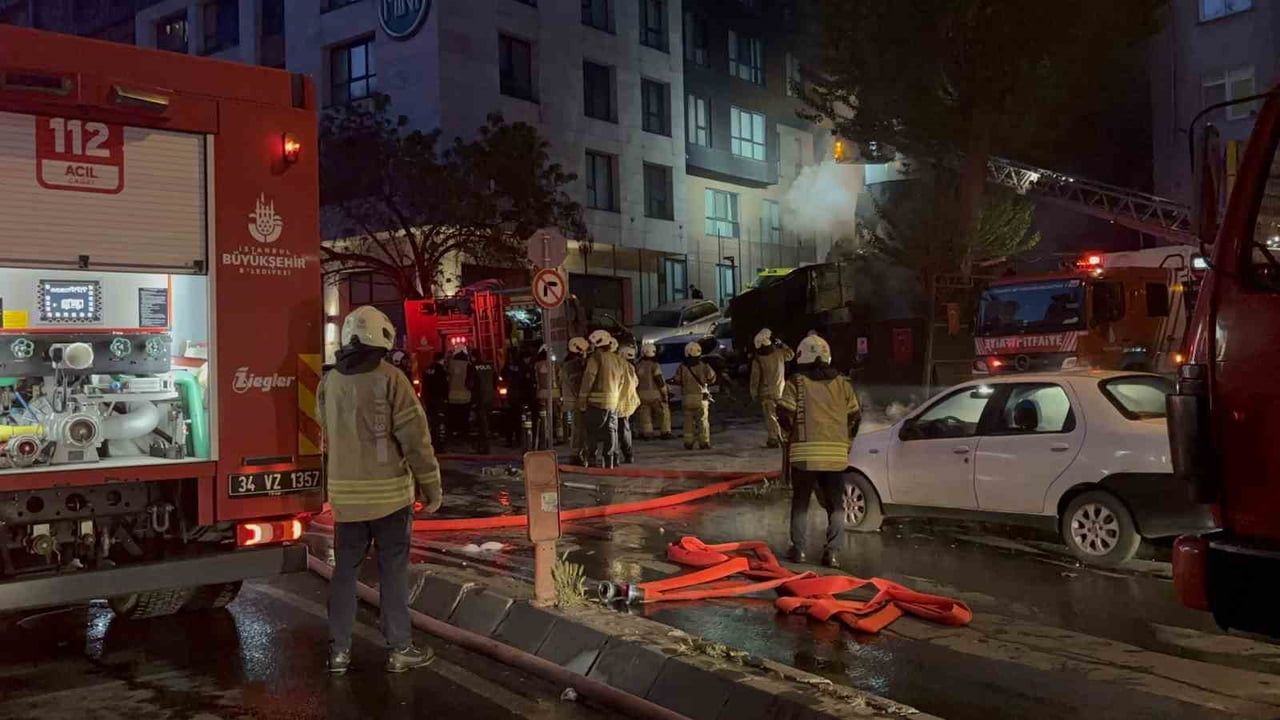 Şişli'de Park Halindeki Motosiklet Yandı; Alevler 4 Katlı Binaya Sıçradı, Can Kaybı Yok