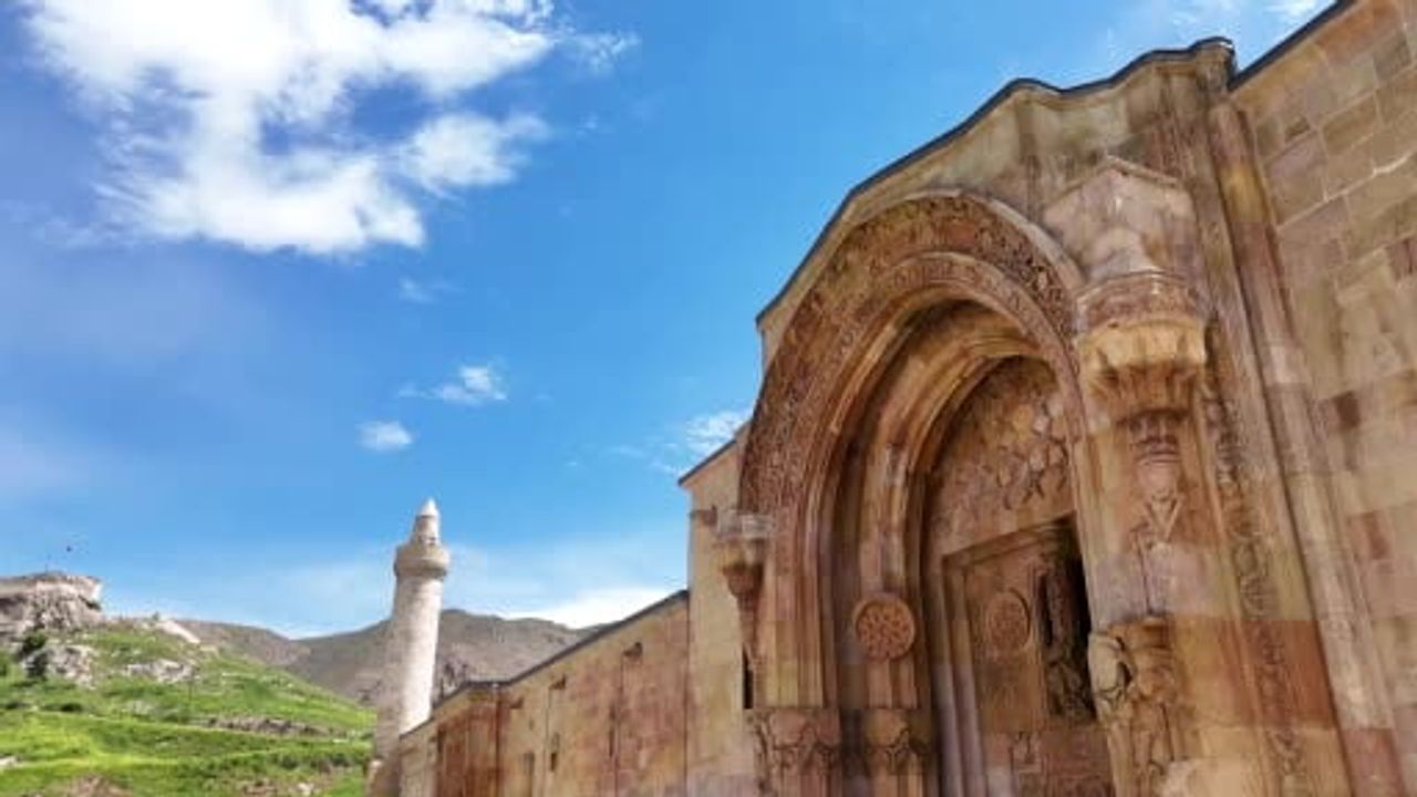 Sivas Cumhuriyet Üniversitesi Öğrencileri Divriği Ulu Camii ve Darüşşifası'nda 'Müzikle Şifa' Ritim Etkinliği