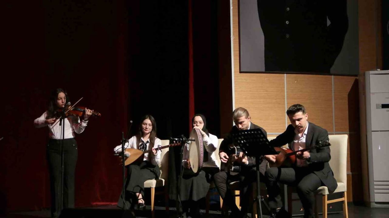 Sivas Fen Lisesi öğrencileri 'Gözüm Gönlüme Çevrildi' ile Aşık Veysel’in yaşamını sahneledi