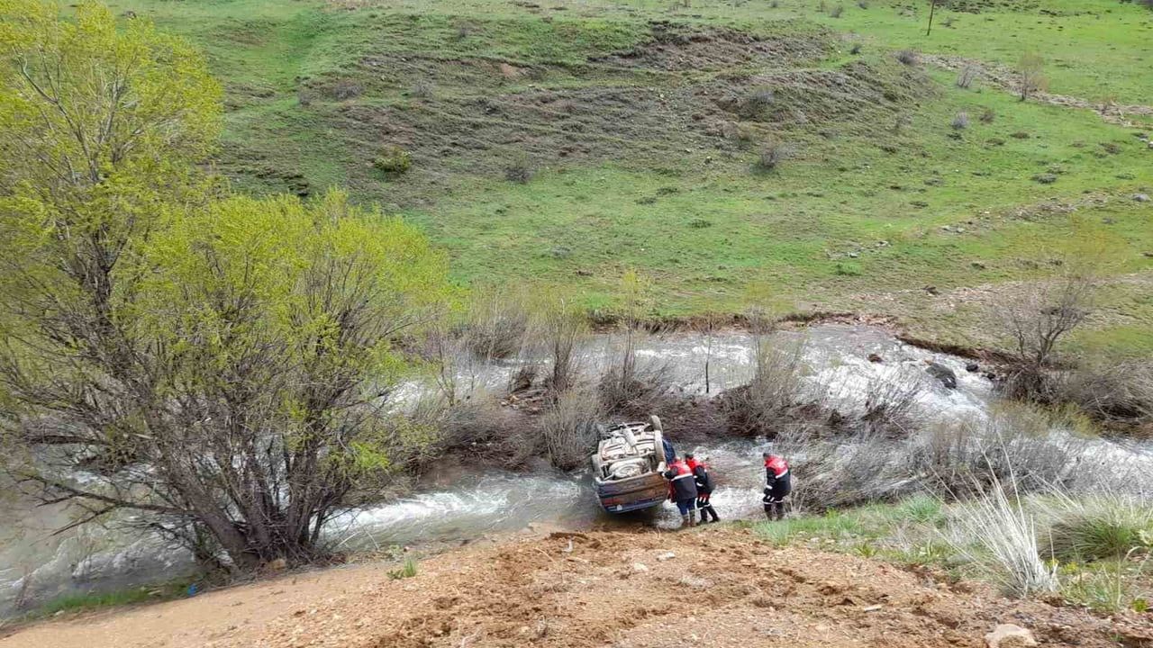 Sivas İmranlı’da Dereye Uçan Araçta 5 Kişi Yaralandı