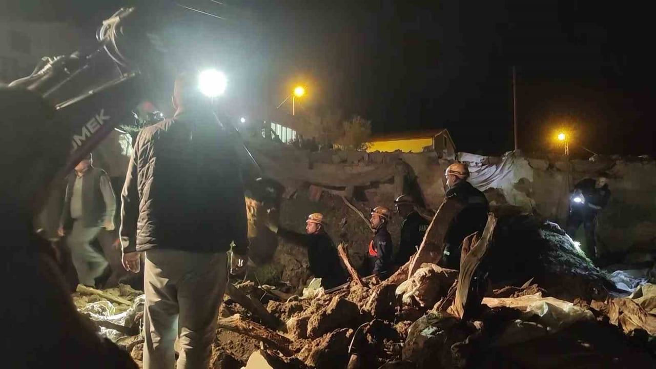 Sivas Şarkışla’da ağılda çatı çökmesi: 13 küçükbaş hayvan telef oldu