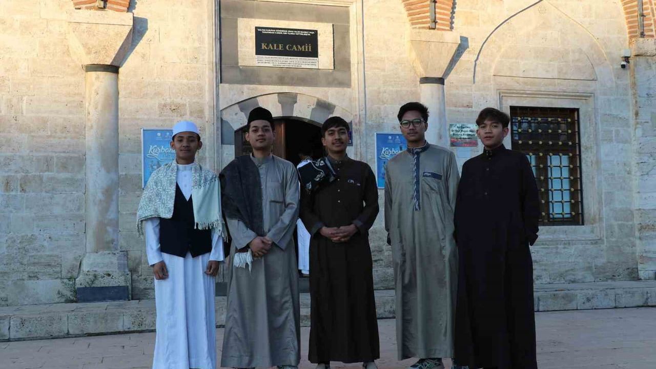 Sivas'ta 1580 tarihli Kale Camii'nde yabancı öğrenciler yöresel kıyafetlerle bayram namazı kıldı