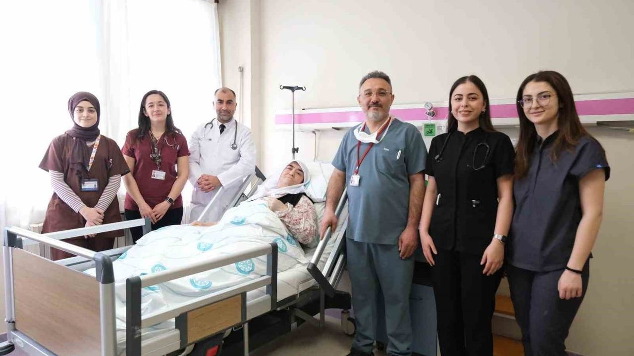 Sivas'ta 77 yaşındaki hastanın göğüs duvarından yaklaşık 8 kg'lık tümör çıkarıldı