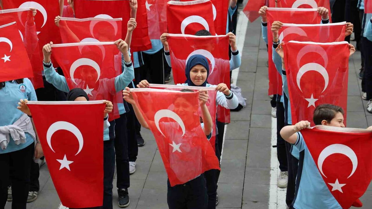 Sivas'ta 900 öğrencinin 'Feda Türkiye’m' gösterisi: Hamza Yerlikaya Ortaokulu'nda 19 Mayıs kutlaması