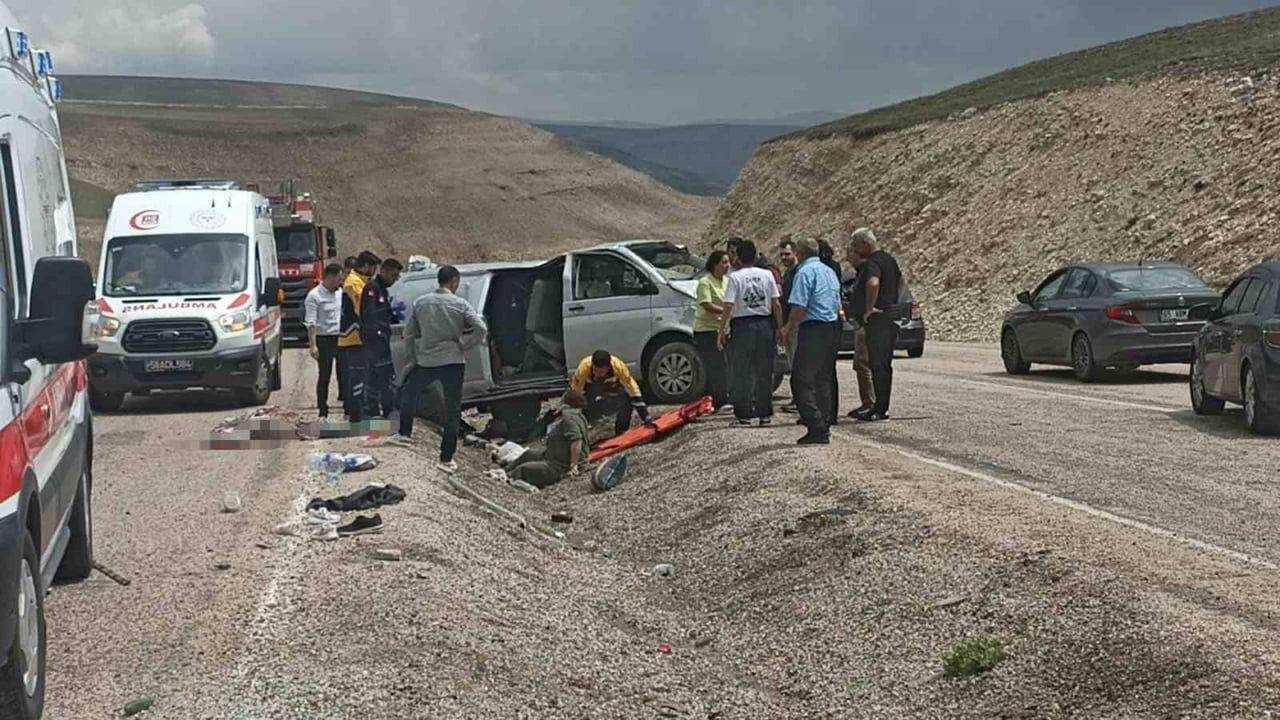 Sivas'ta bayram yolculuğunda minibüs devrildi: 1 ölü, 8 yaralı