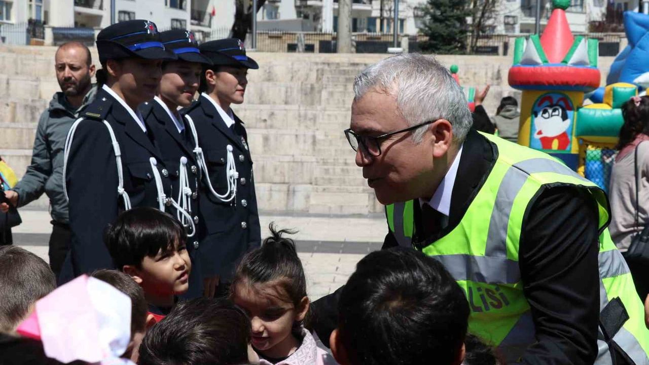 Sivas'ta engellilere yönelik Türkiye'de bir ilk: Akülü araçlara reflektörlü yelek dağıtımı