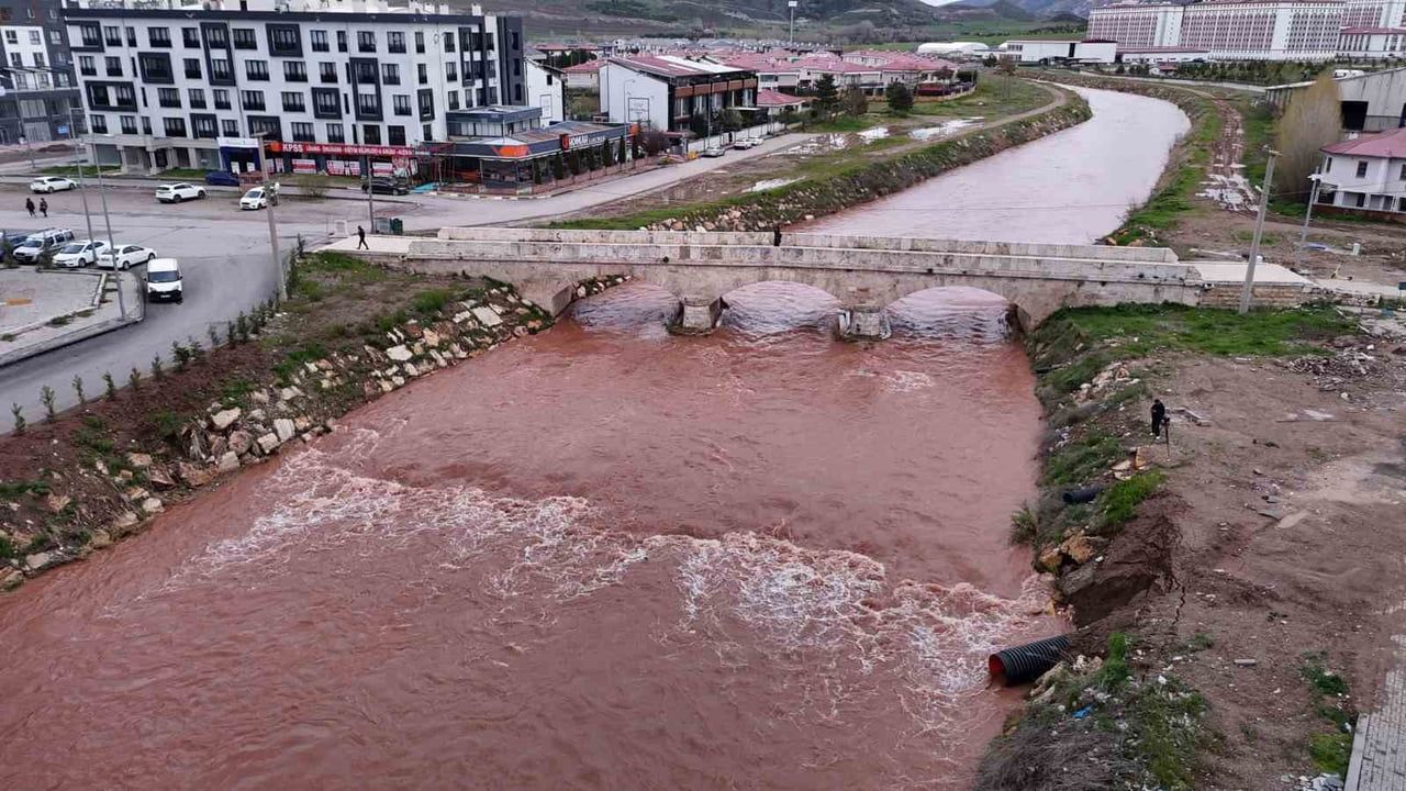 Sivas’ta Fadlum Irmağı 8 ay sonra yeniden coştu, Kızılırmak’a kızıl rengini veriyor