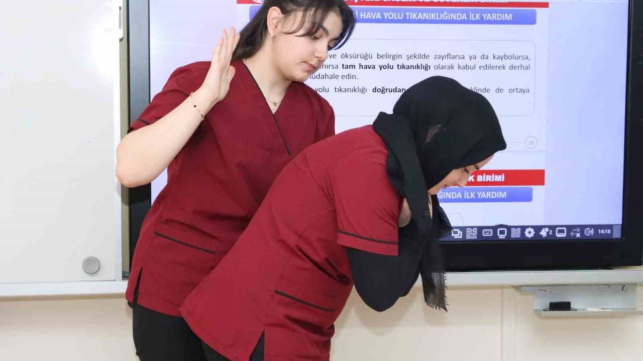 Sivas'ta lise öğrencilerinden akranlarına ilk yardım eğitimi