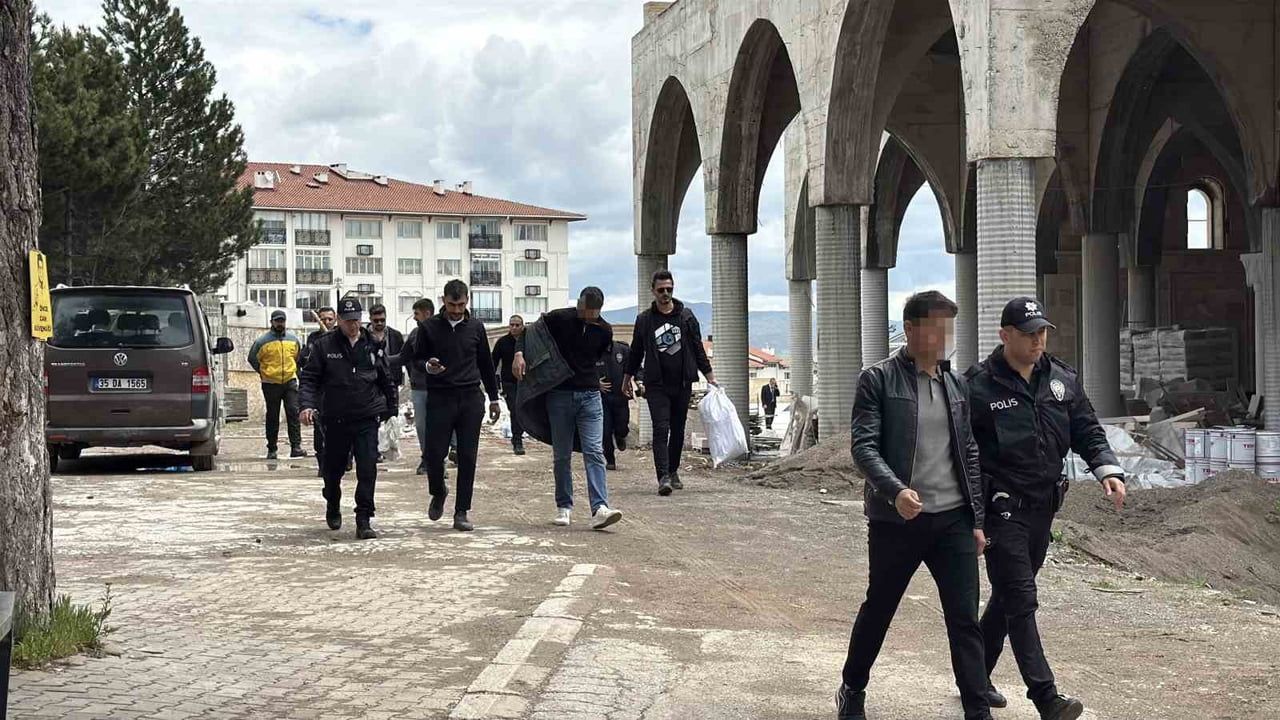 Sivas'ta mermer işçileri ücretlerini alamadıkları gerekçesiyle caminin kubbesine çıktı