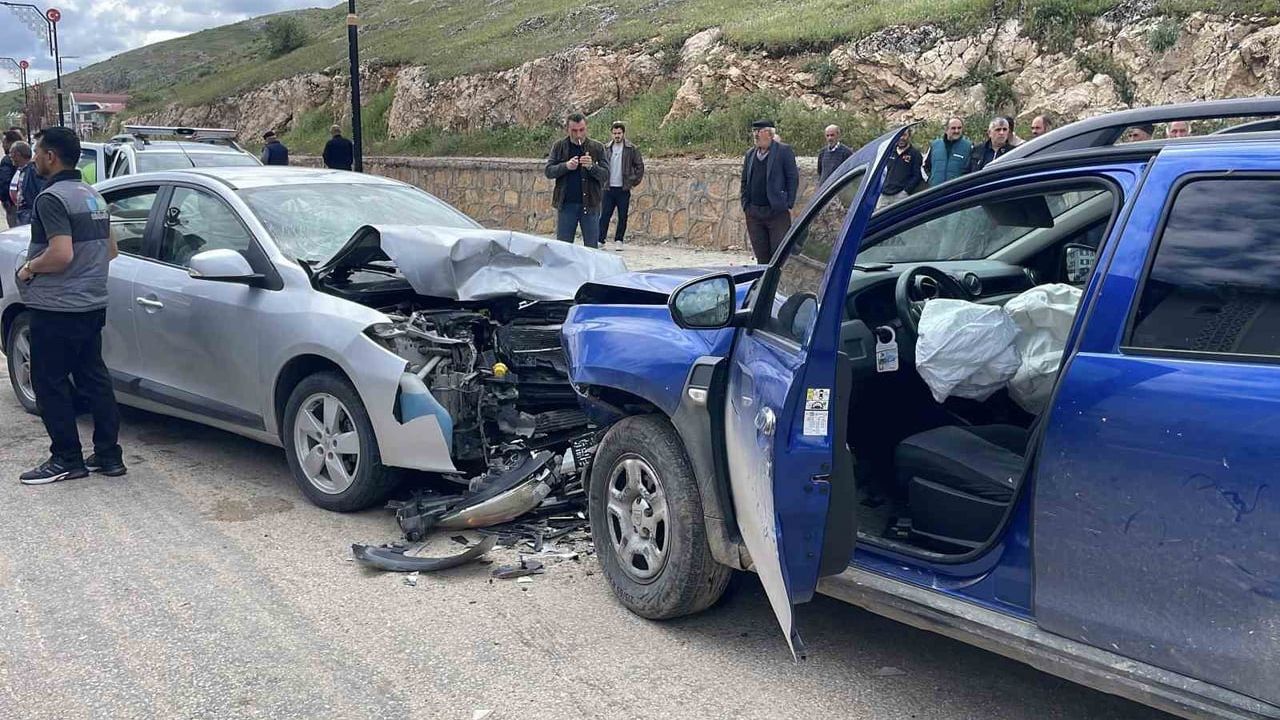 Sivas'ta Yıldız Beldesi'nde iki otomobilin kafa kafaya çarpışması: 8 yaralı