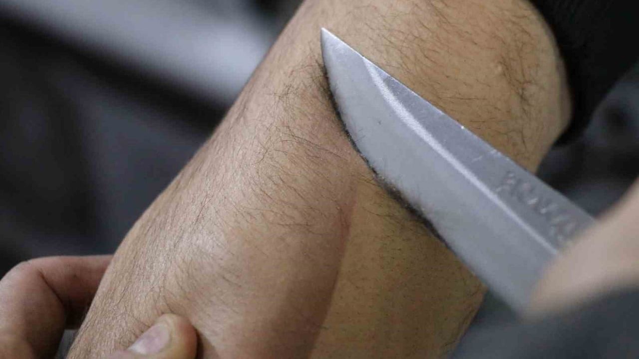 Sivas ustası Emre Göçeri, Sivas bıçağının keskinliğini kol kılları ve pet şişe testleriyle belgeledi