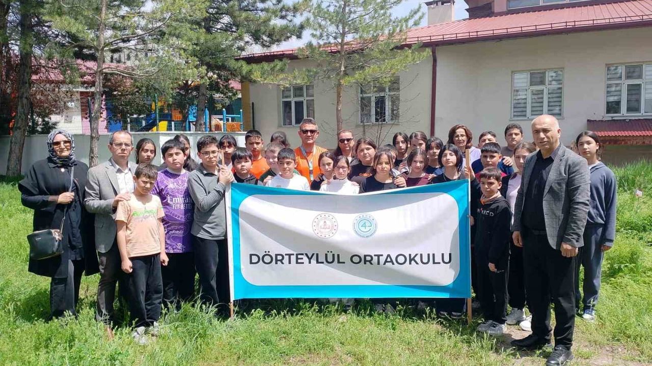 Sivaslı öğrenciler, Kahramanmaraş’ta yaşamını yitiren çocukların anısını fidanlarla yaşatıyor