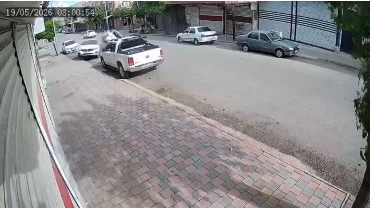 Siverek’te park halindeki araca çarpan otomobil yan yattı; kaza anı güvenlik kamerasında