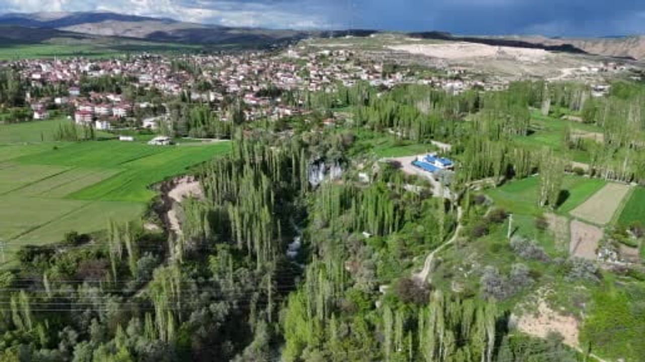 Sızır Şelalesi ilkbahar coşkusuyla taştı; ahşap köprü yıkıldı
