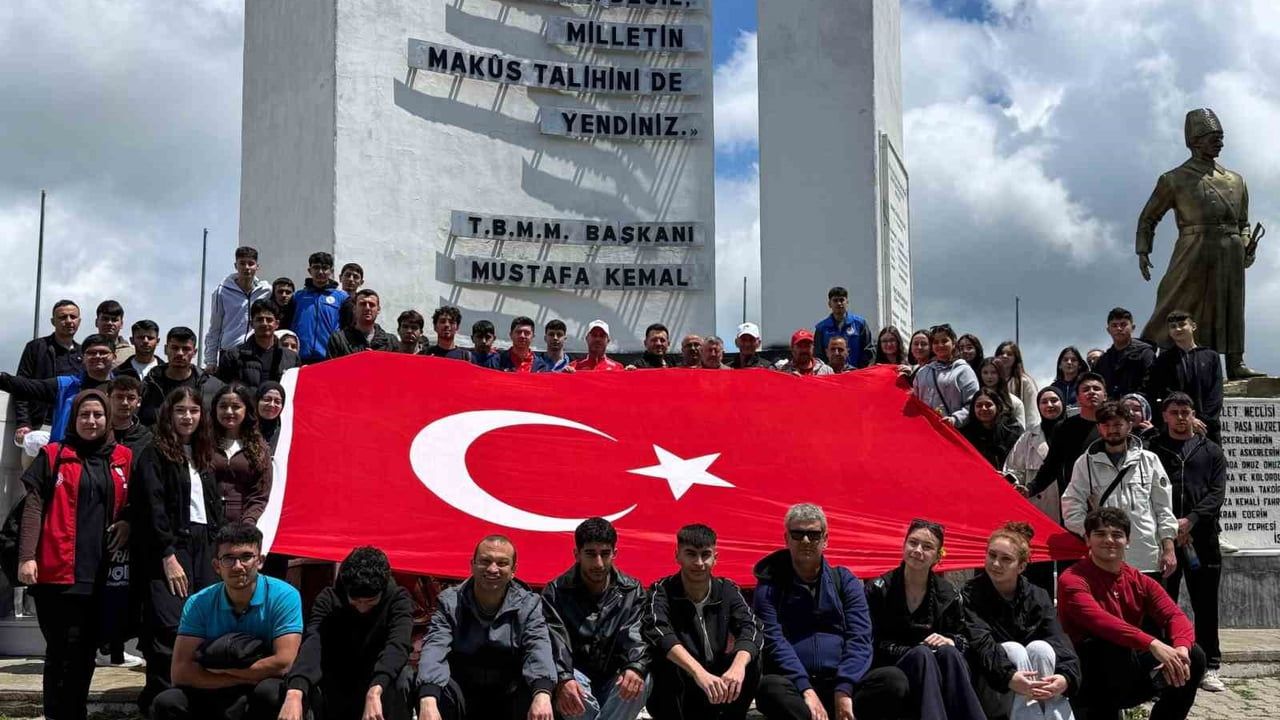Söğüt'te Gençlik Haftası kapsamında doğa yürüyüşü düzenlendi