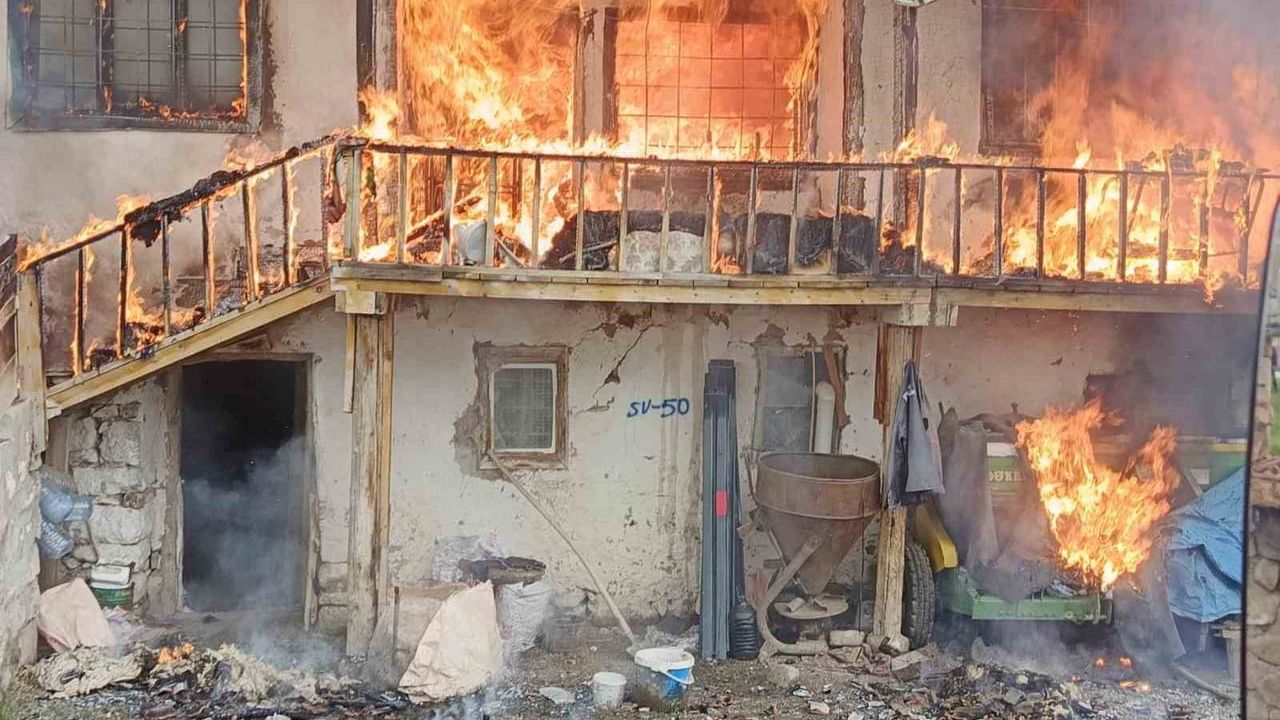 Sorgun'da soba bacası yangını: Şahmuratlı'daki müstakil ev kullanılmaz hale geldi