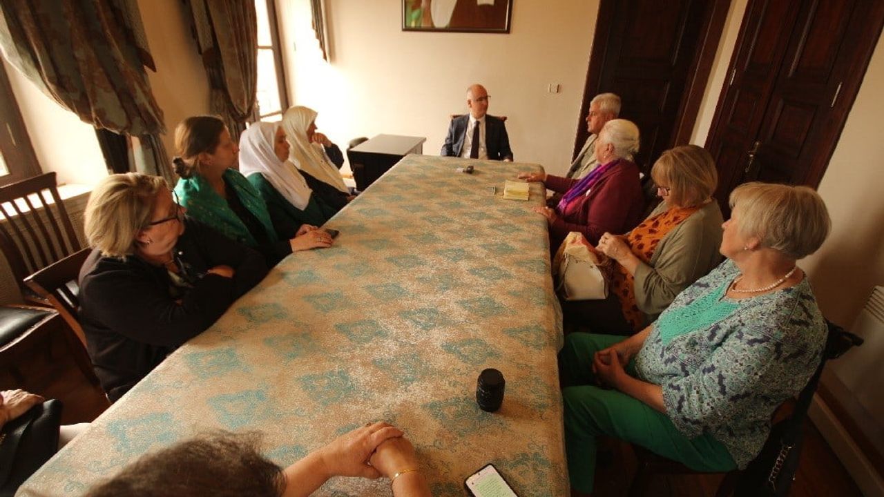 Srebrenitsa Anneleri, Ayvalık Kaymakamı Hasan Yaman’ı ziyaret etti
