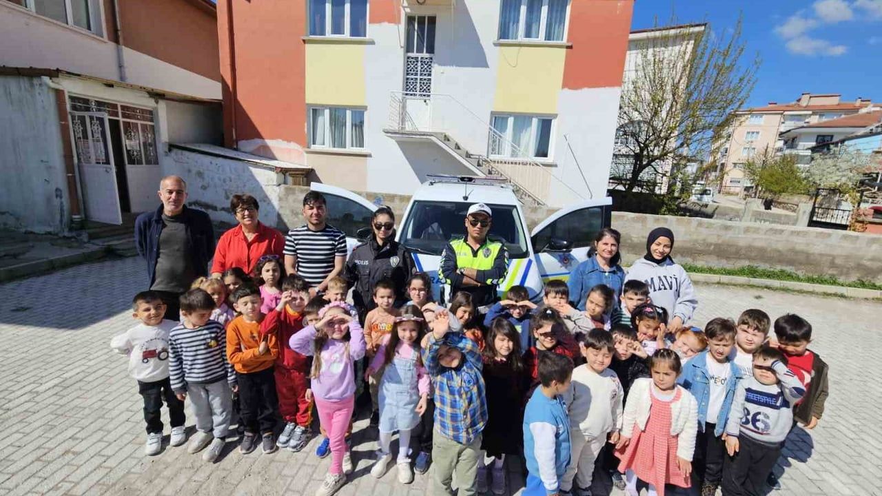Şuhut'ta Miniklere Trafik Güvenliği Eğitimi: Geleceğin Bilinçli Sürücüleri İçin Başlangıç