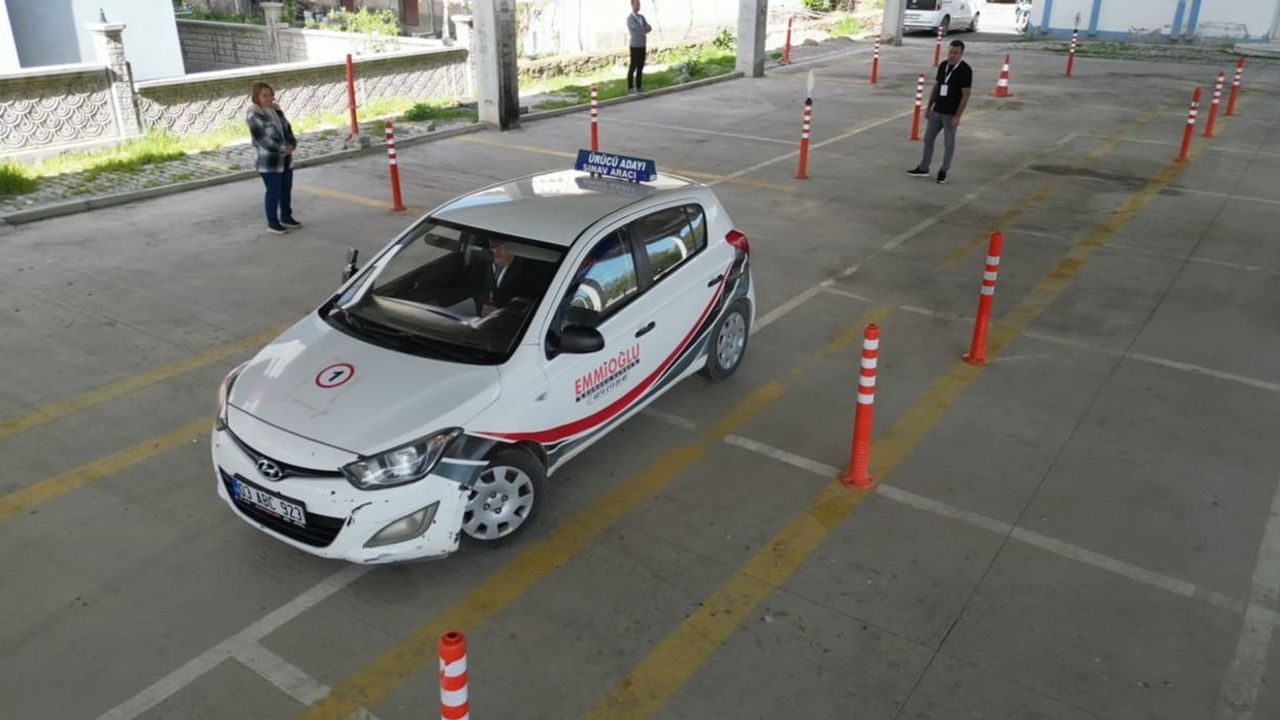 Sultandağı'nda 60 kursiyer direksiyon sınavında ehliyet için ter döktü