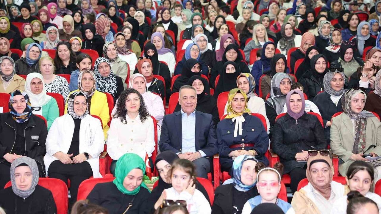 Sultangazi Belediyesi’nin Anneler Günü etkinliği: 'Bir Ninniyle Değişir Dünya' gerçekleştirildi