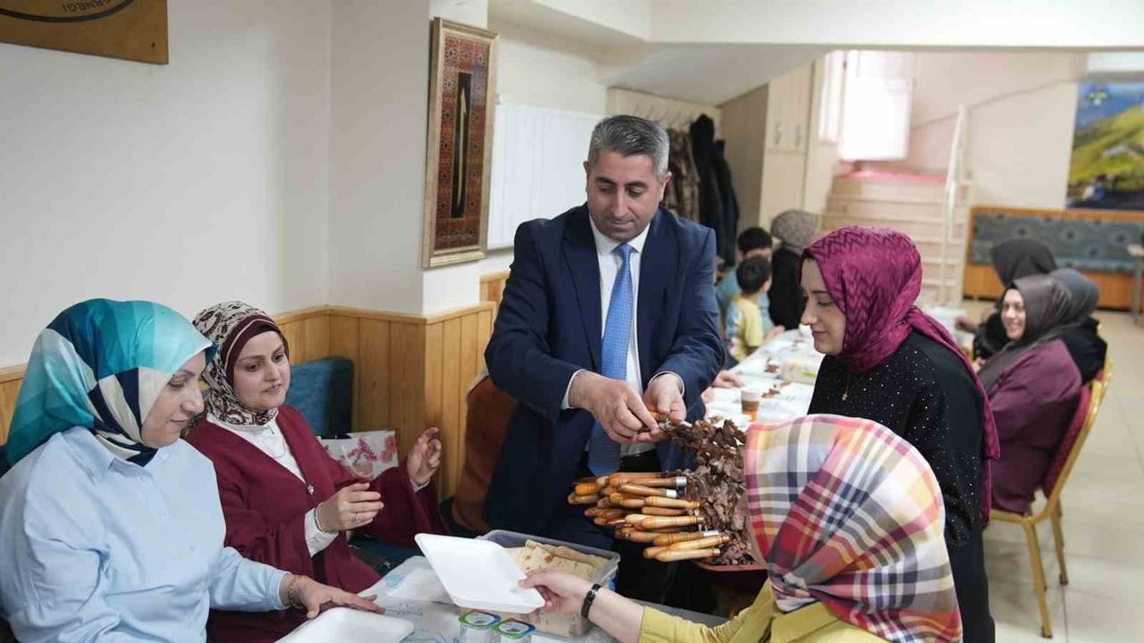 Sultangazi’de '100 Anneye 100 Kilo Cağ Kebap' etkinliği: Anneler Günü'nde birlik ve lezzet buluşması