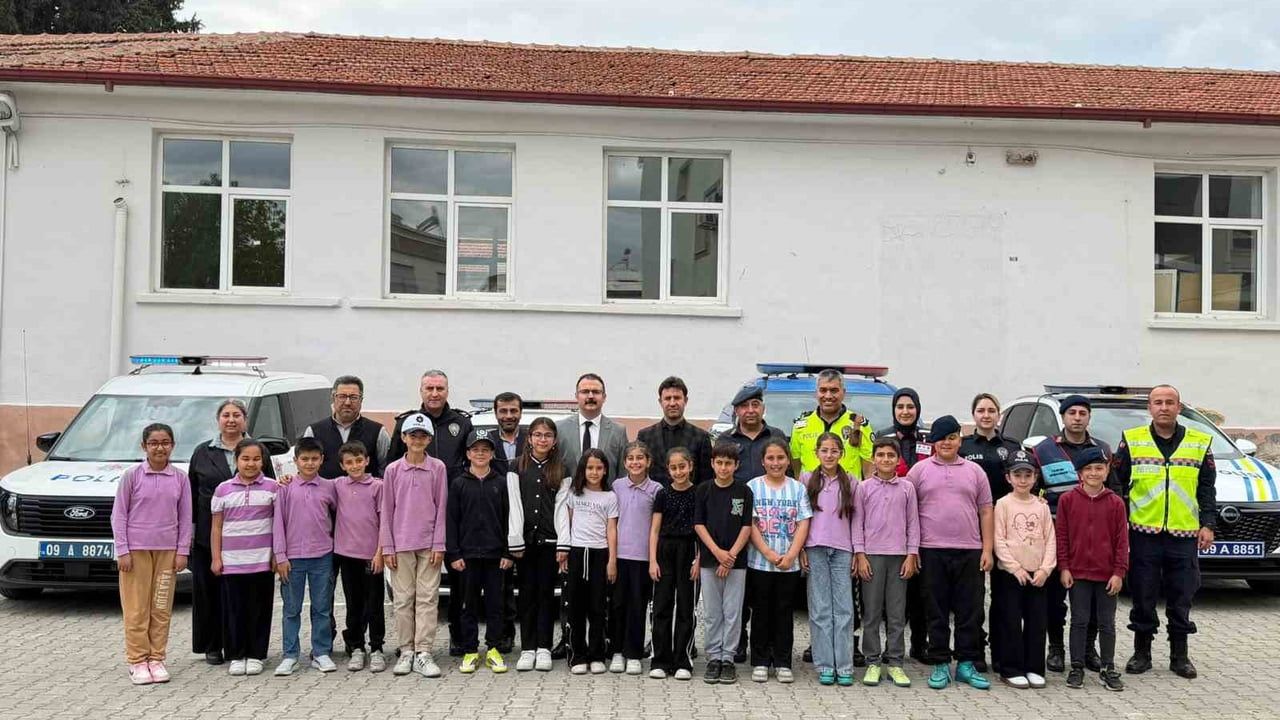 Sultanhisar'da 3-9 Mayıs Karayolları Trafik Güvenliği Haftası'nda ilkokul öğrencilerine trafik eğitimi