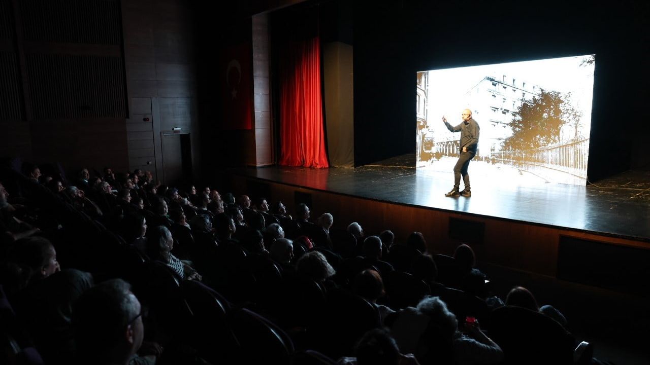 Sunay Akın 'Cumhuriyete Giden Yol' Gösterisiyle Küçükçekmece'de Sahne aldı