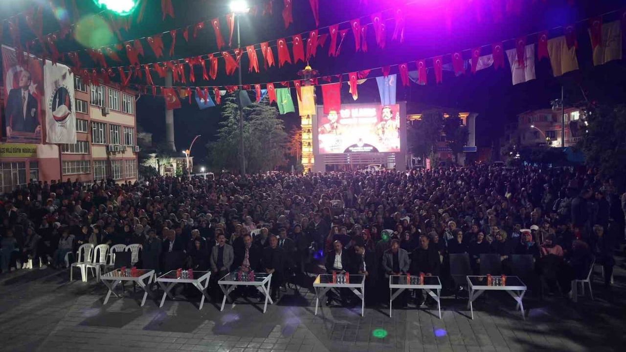 Sungurlu'da 19 Mayıs coşkusu Umut Sülünoğlu ve Uğur Önür konseriyle taçlandı