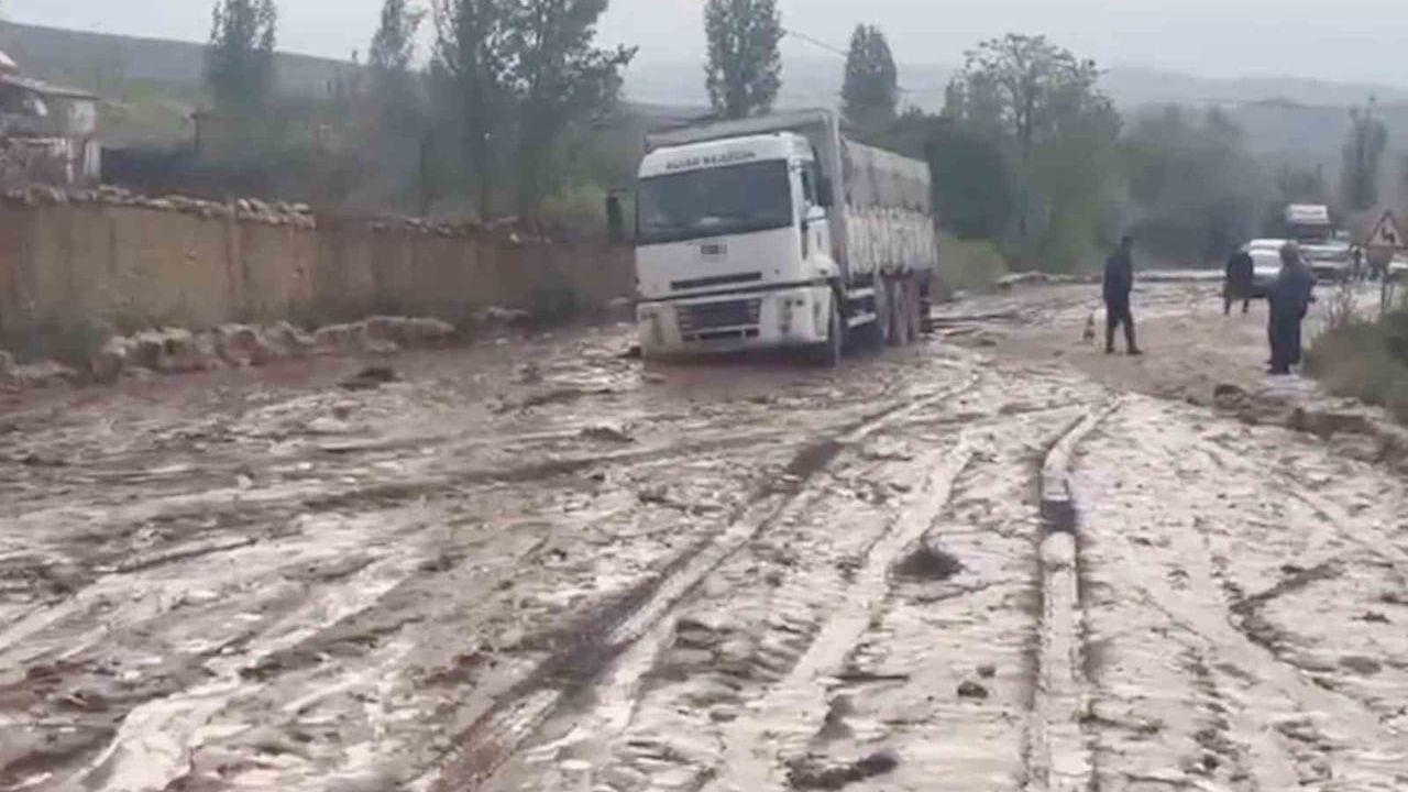 Sungurlu-Kızılırmak yolunda taşan dere ulaşımı aksattı