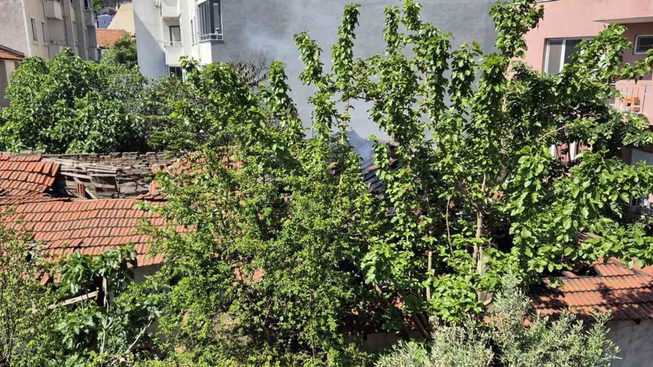 Susurluk'ta müstakil evde çıkan yangın bitişikteki metruk binaya sıçradı; itfaiye müdahalesiyle söndürüldü