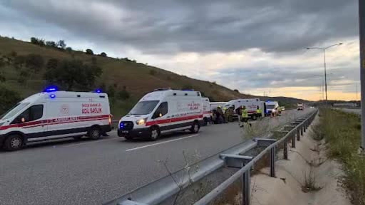 Susurluk’ta yolcu otobüsü refüje çarparak devrildi: 25 yaralı