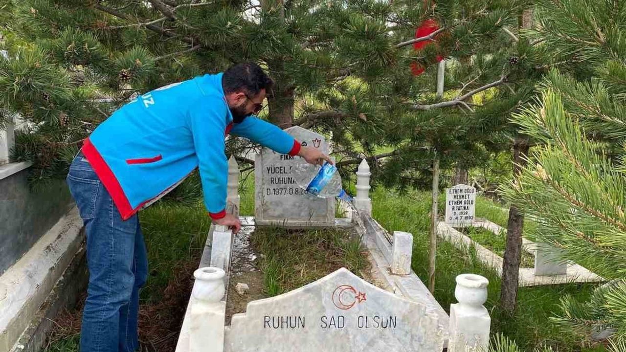 Susuz'da şehit mezarlıkları Kurban Bayramı öncesi bakıma alındı