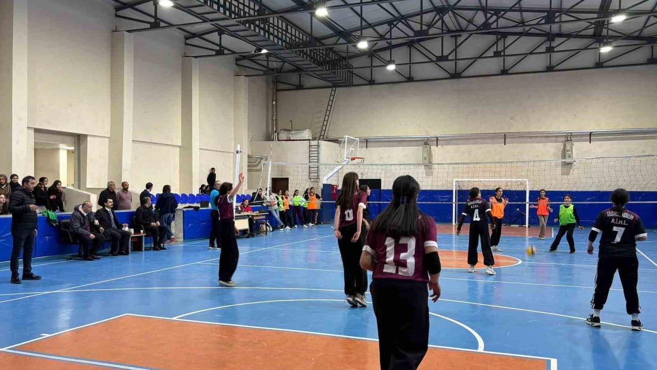 Susuz'ta Gençlik Haftası: Liseler Arası Voleybol Turnuvasında Kaymakam Tutal’dan Gençlere Destek