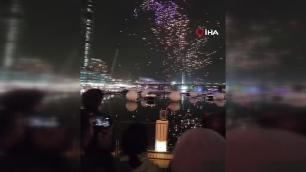 Sydney'de Vivid Sydney ışık festivalinde 89 dron suya düştü