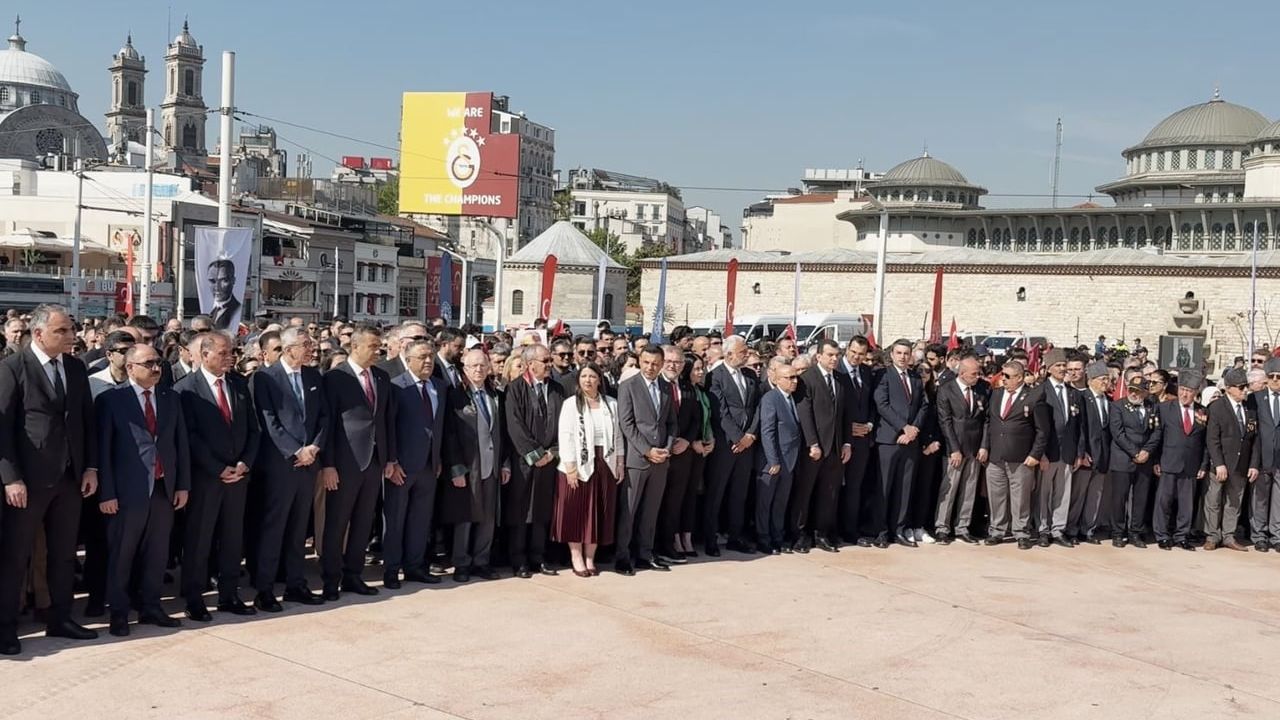 Taksim'de 19 Mayıs Töreni: Cumhuriyet Anıtı'na Çelenk Bırakıldı