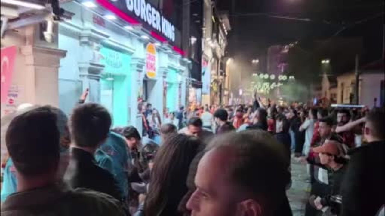 Taksim’de Galatasaray şampiyonluk kutlamasında iki grup arasında kavga: 1 yaralı