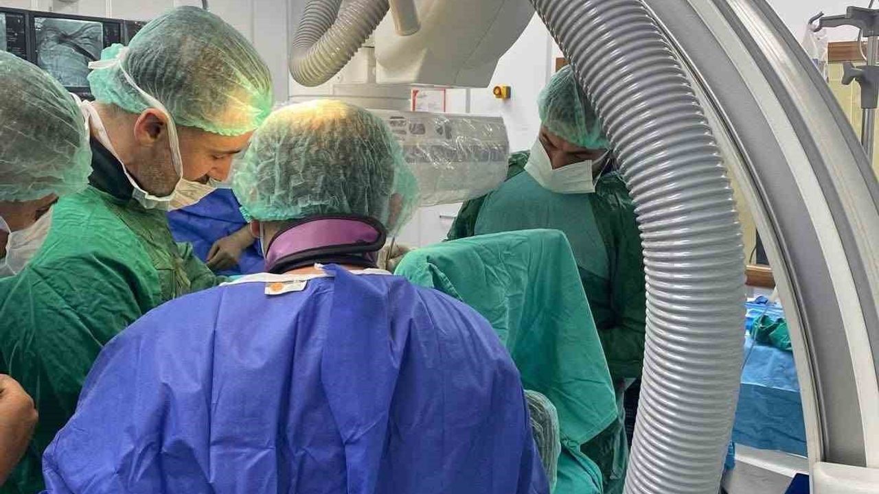 Tarsus Devlet Hastanesi’nde ilk şoklama özellikli çift odacıklı kalp pili (ICD) implantasyonu başarıyla gerçekleştirildi