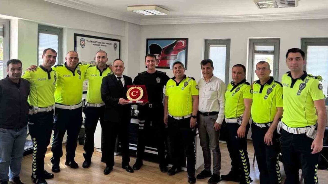 Tarsus’ta 30 yıllık trafik polisi Tuncay Aydın için veda programı düzenlendi