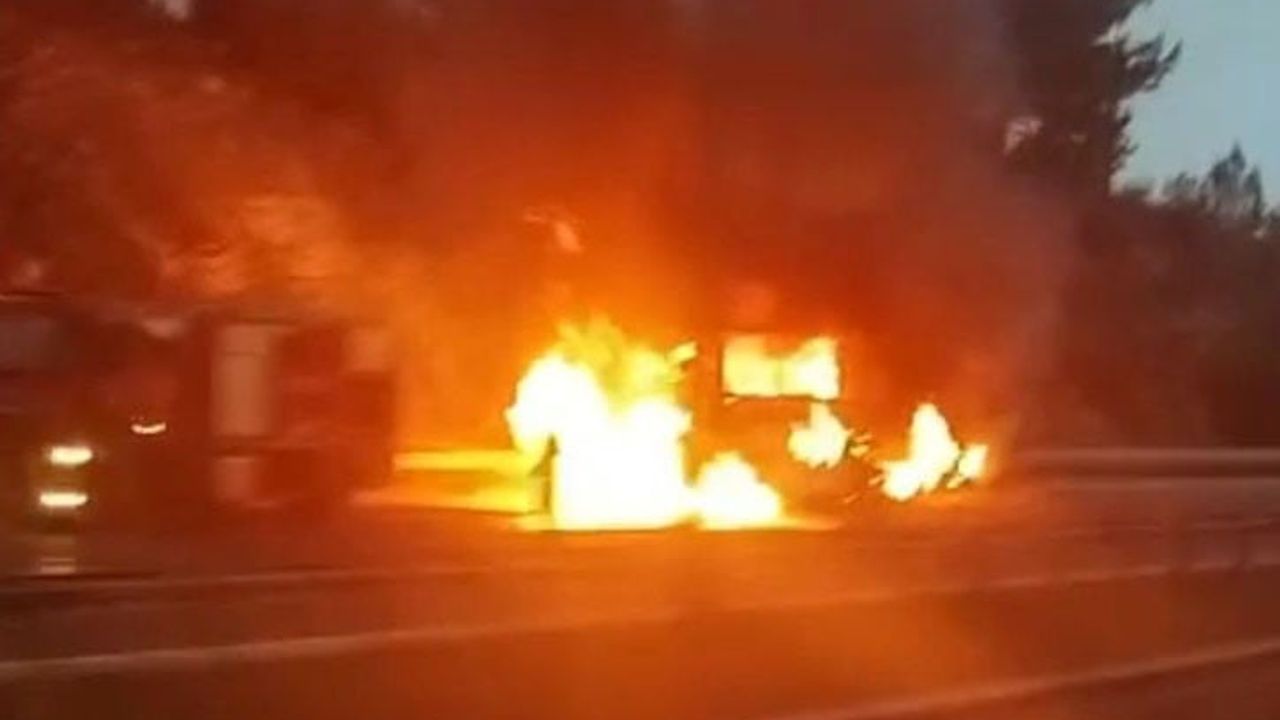 Tarsus'ta Antalya-İstanbul seferindeki yolcu otobüsü motor yangını sonrası söndürüldü