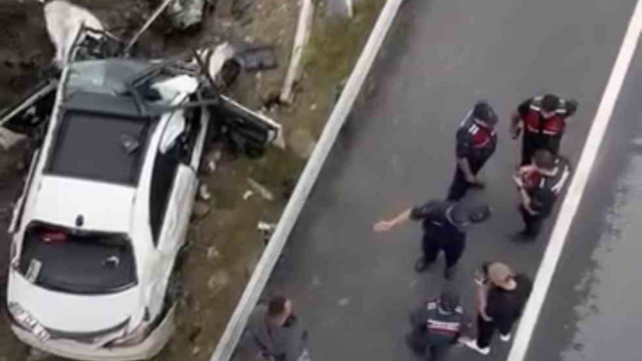 Tarsus'ta direğe çarpan otomobilde 1 kişi öldü, 1 kişi yaralandı