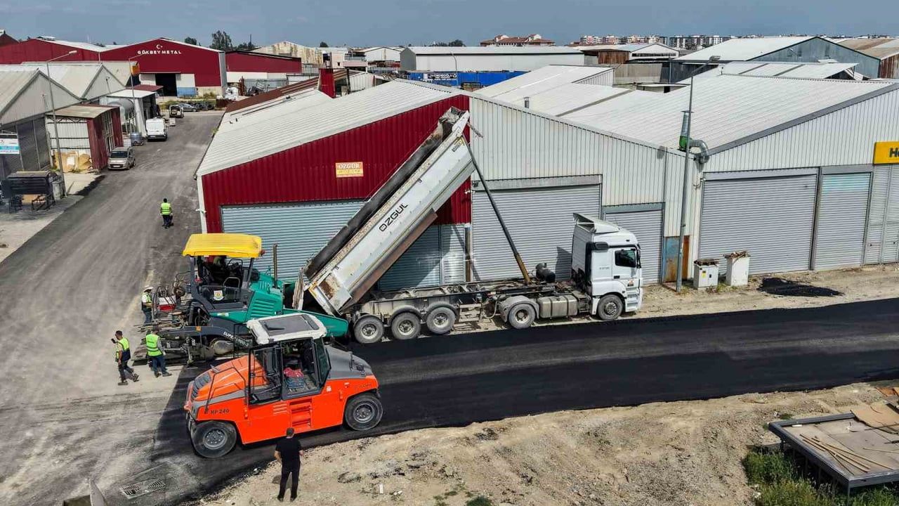 Tarsus’ta Kemalpaşa ve Mithatpaşa’da asfalt ve Ümit Yaşar Oğuzcan Parkı yenileme çalışmaları devam ediyor