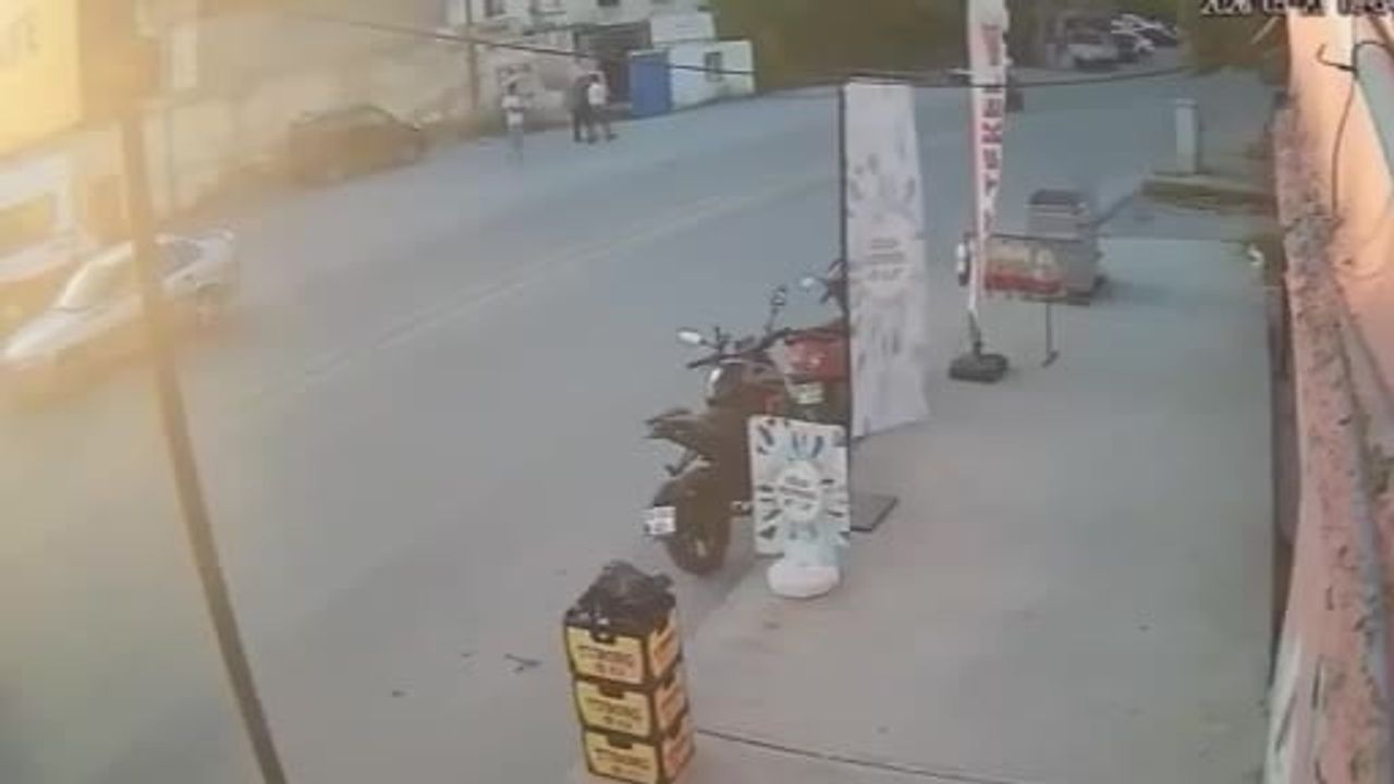 Tarsus'ta Şelale Caddesi'nde otomobille çarpışan ATV sürücüsü yaralandı; kaza güvenlik kamerasına yansıdı