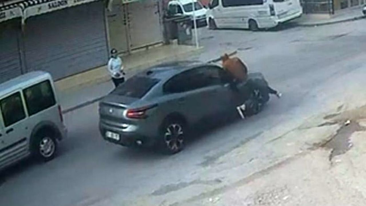 Tarsus'ta yaya çarpması: El sallayıp karşıya geçerken otomobil çarptı