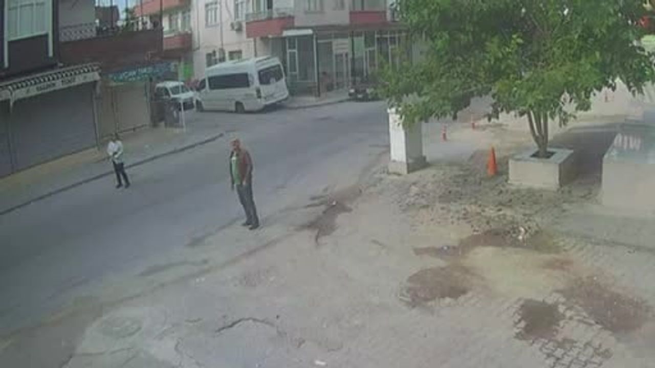 Tarsus'ta yaya, el sallayıp karşıya geçerken otomobilin çarpması güvenlik kamerasına yansıdı