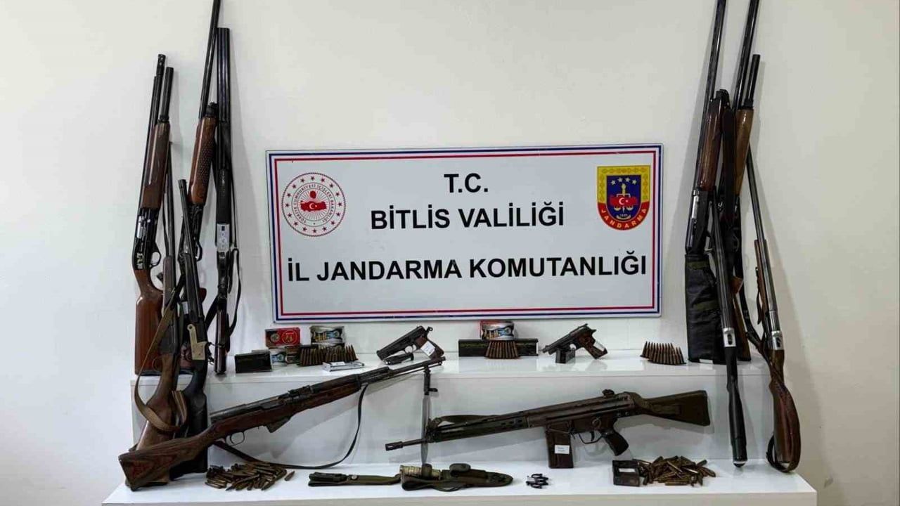 Tatvan'da 20 adrese eş zamanlı operasyon: silah, mühimmat ve kesici aletler ele geçirildi