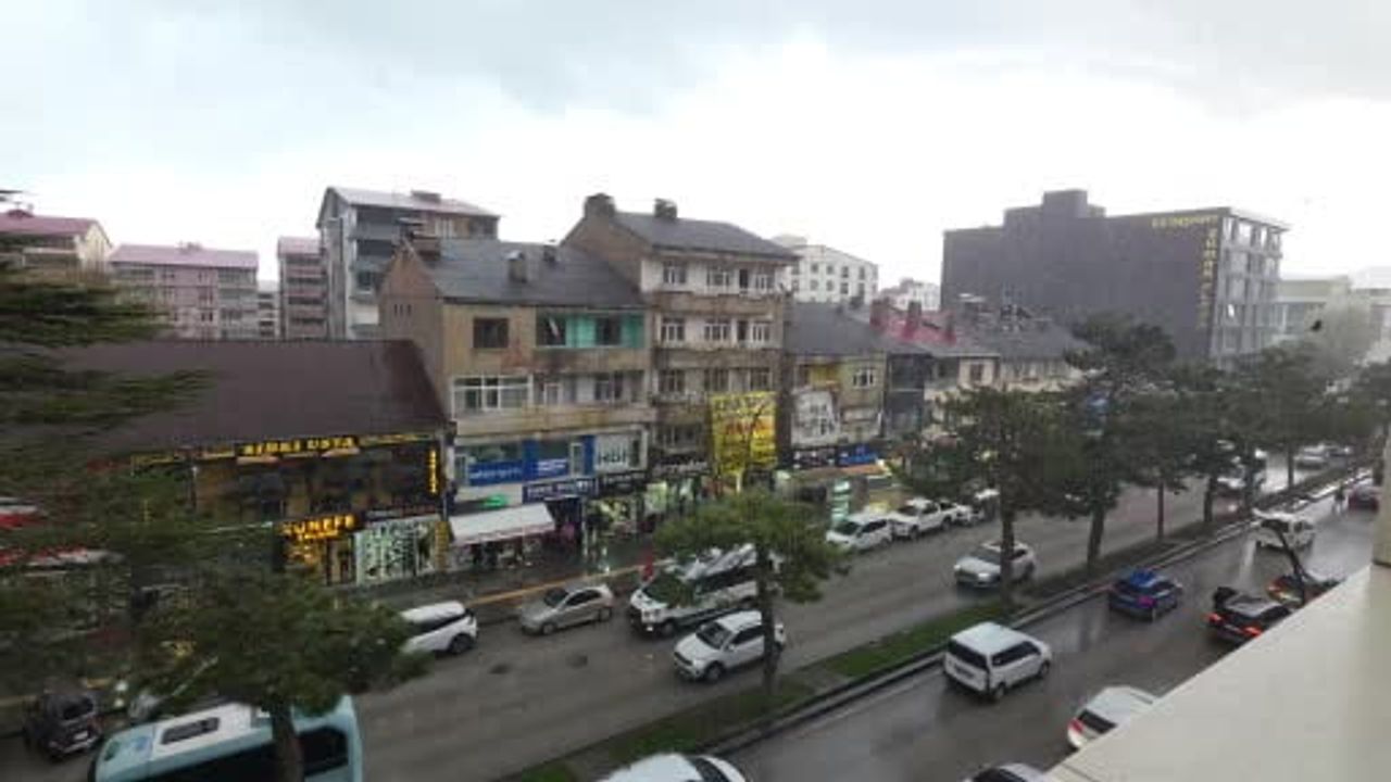Tatvan'da Dolu Yağışı Hayatı Olumsuz Etkiledi