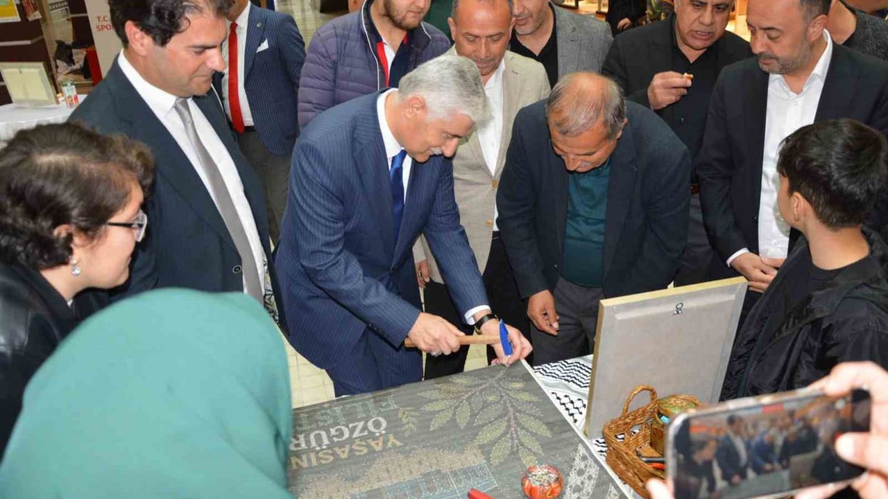 Tatvan'da filografi sergisi: Filistin için 'Her çivi bir umut' projesi