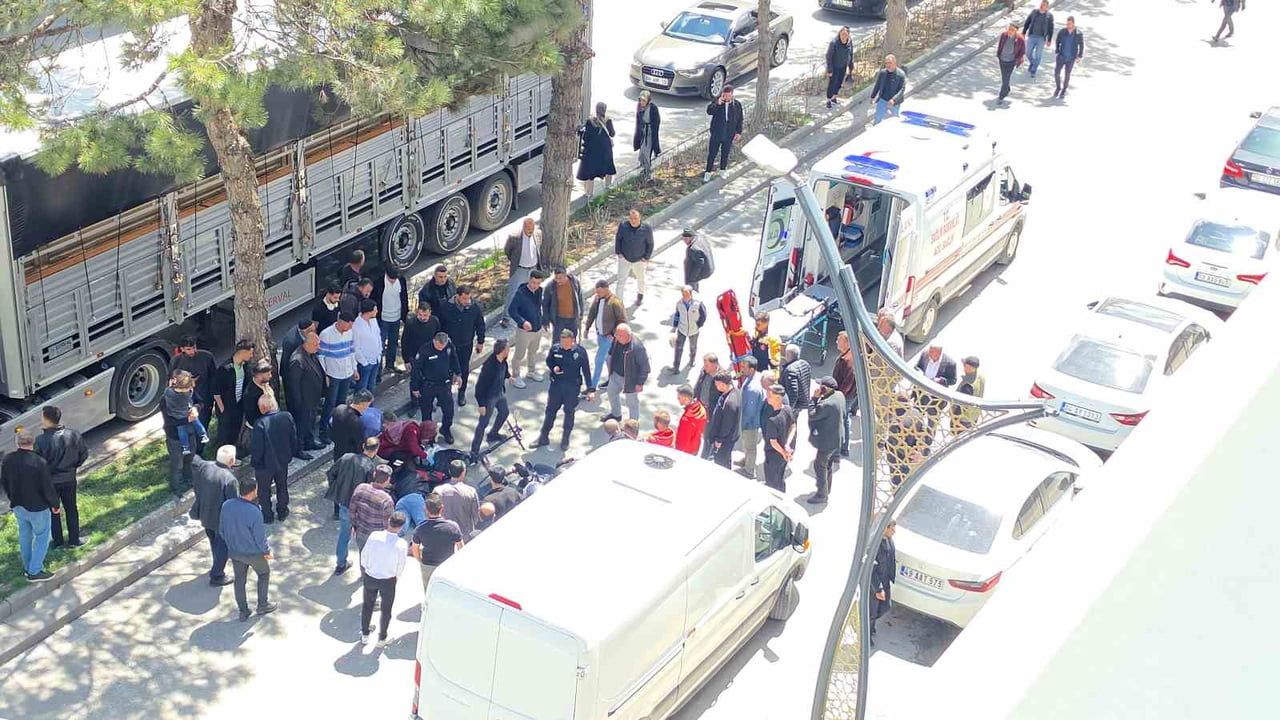 Tatvan'da motosiklet ile elektrikli bisiklet çarpıştı: 2 kişi yaralandı